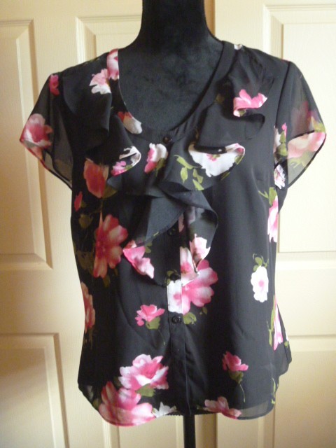 JONES WEAR 10 Black w/Floral Blouse Short Cap Sleeve Ruffle Buttons Work Dressy