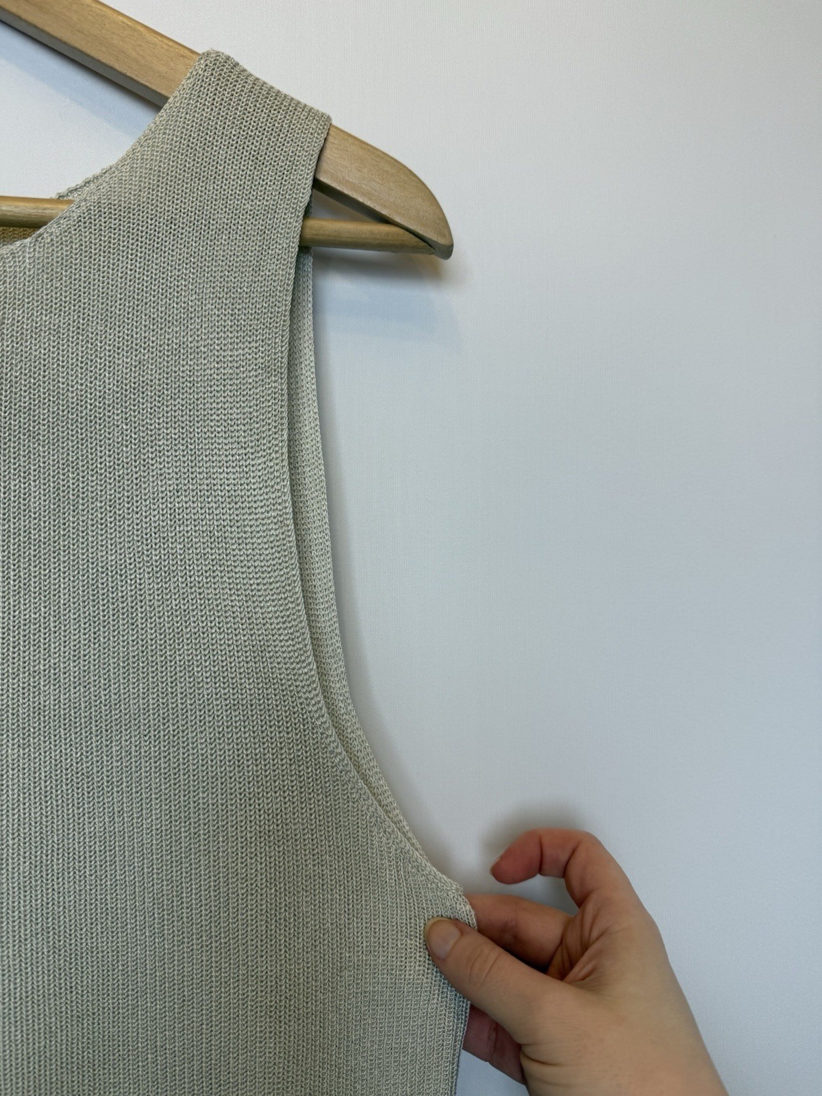 Linda Allard Ellen Tracy Size Medium Beige 100% Silk Sleeveless Blouse Top