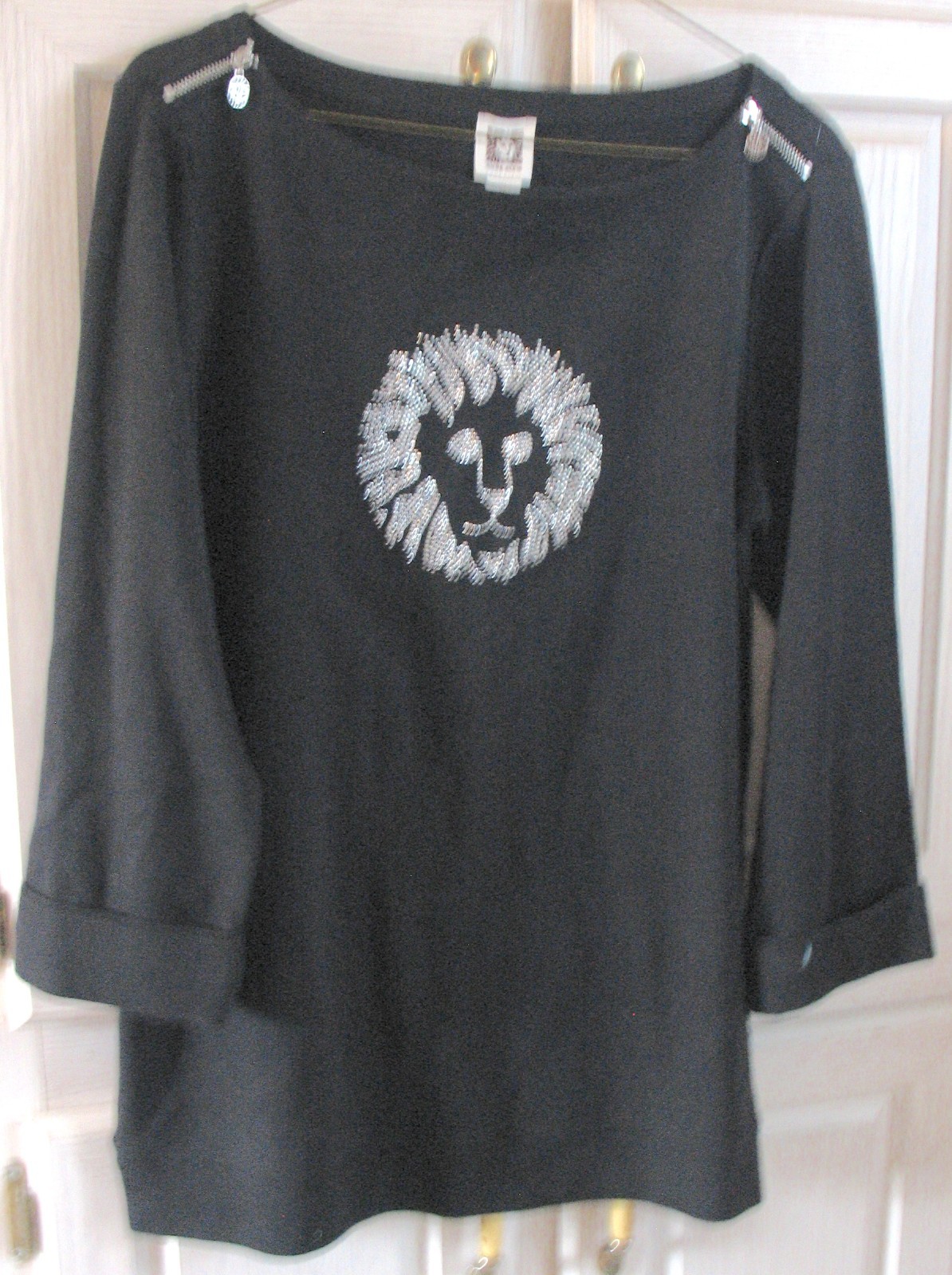 Anne Klein Women’s SHIRT TOP PULLOVER Black w LOGO BLING LION HEAD sz M zippers