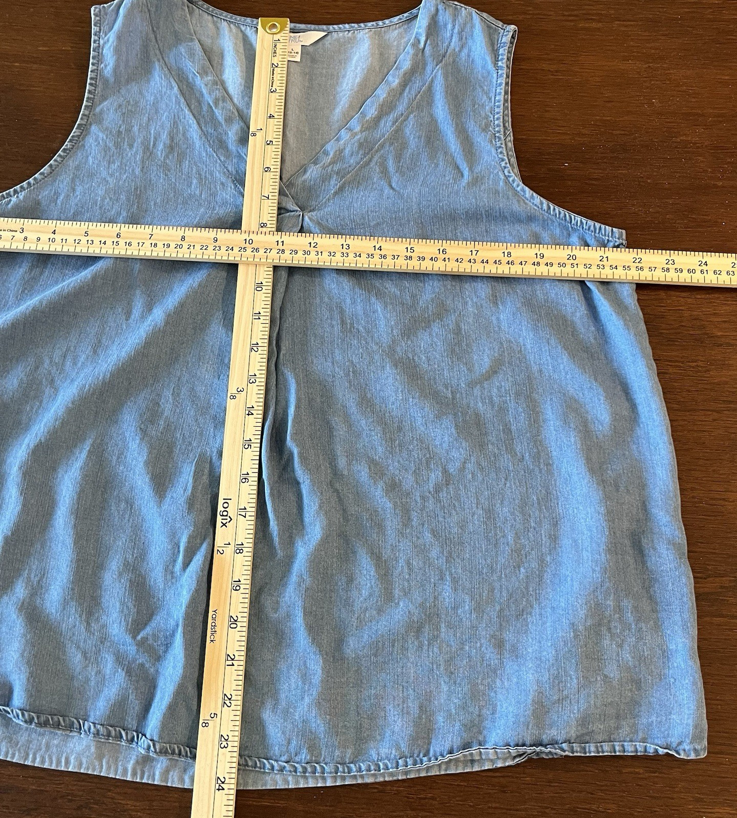 Time and Tru Women’s V Neck Sleeveless Blouse in Light Blue Denim Size LRG 12-14