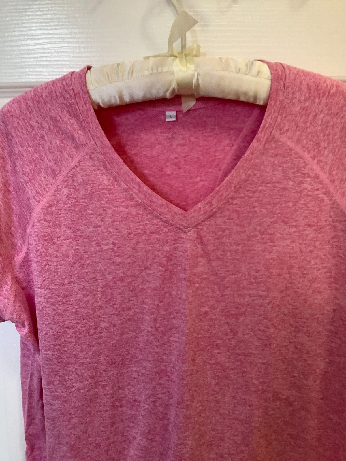 Halara Women’s Heathered Vneck Size L Short Sleeve T-Shirt Peach-white EUC