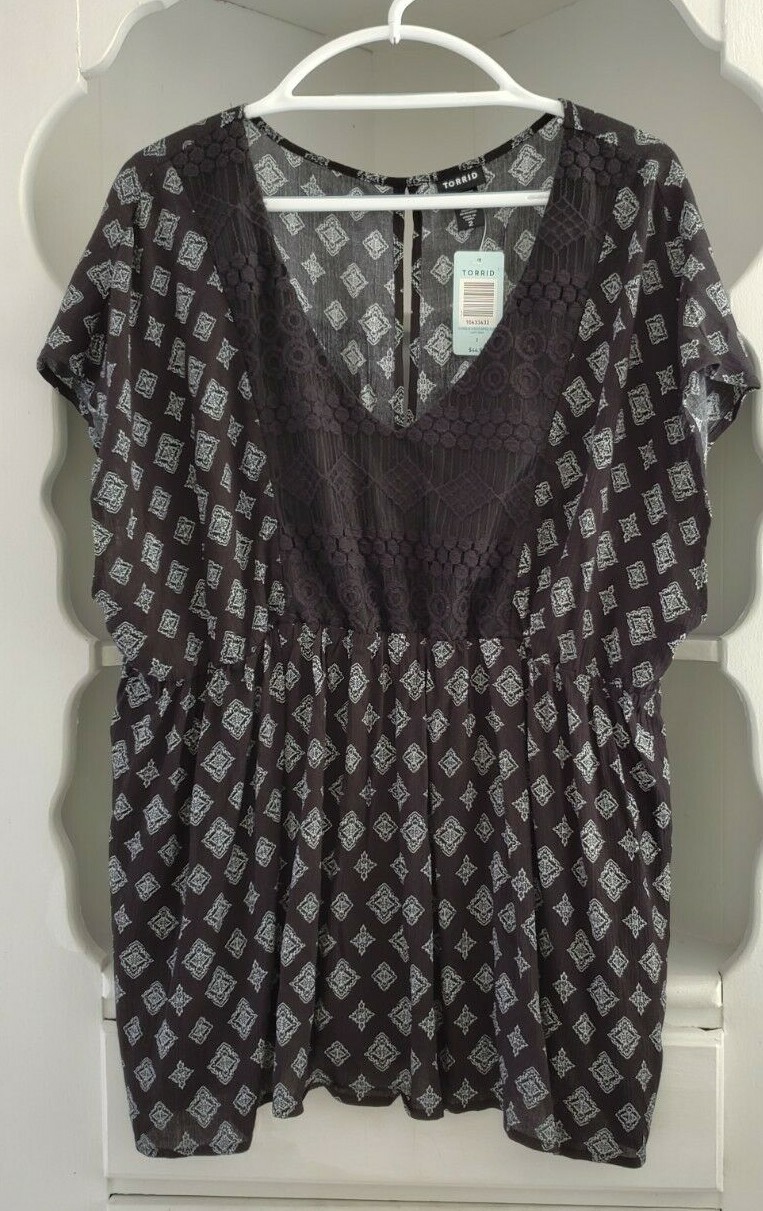 Torrid Blouse Plus Size 2 Black White Lace Insert Keyhole Back Pullover Tunic 2X