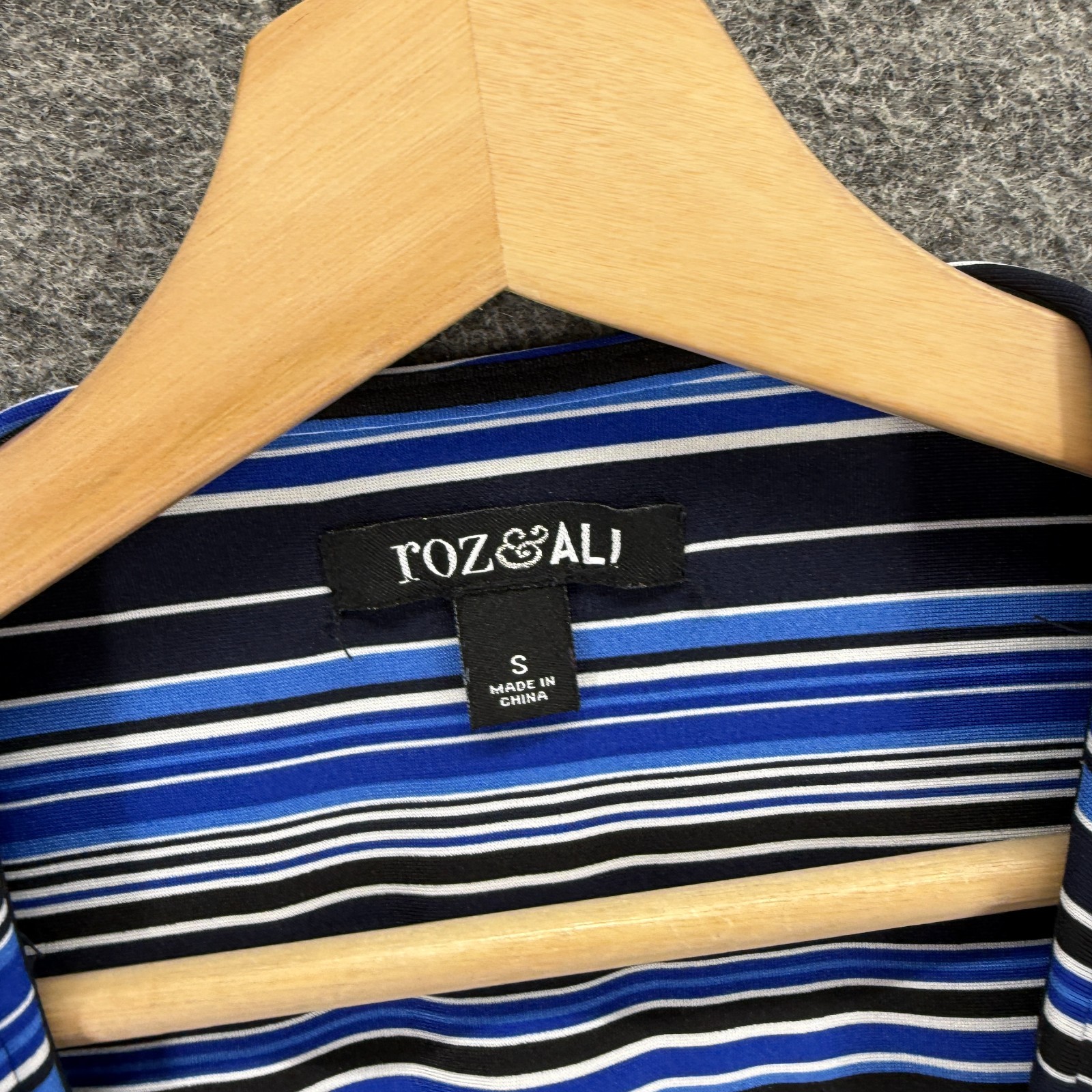 Roz & Ali Blouse Women S Blue Striped V-Neck Zipper Short Sleeve Casual Top