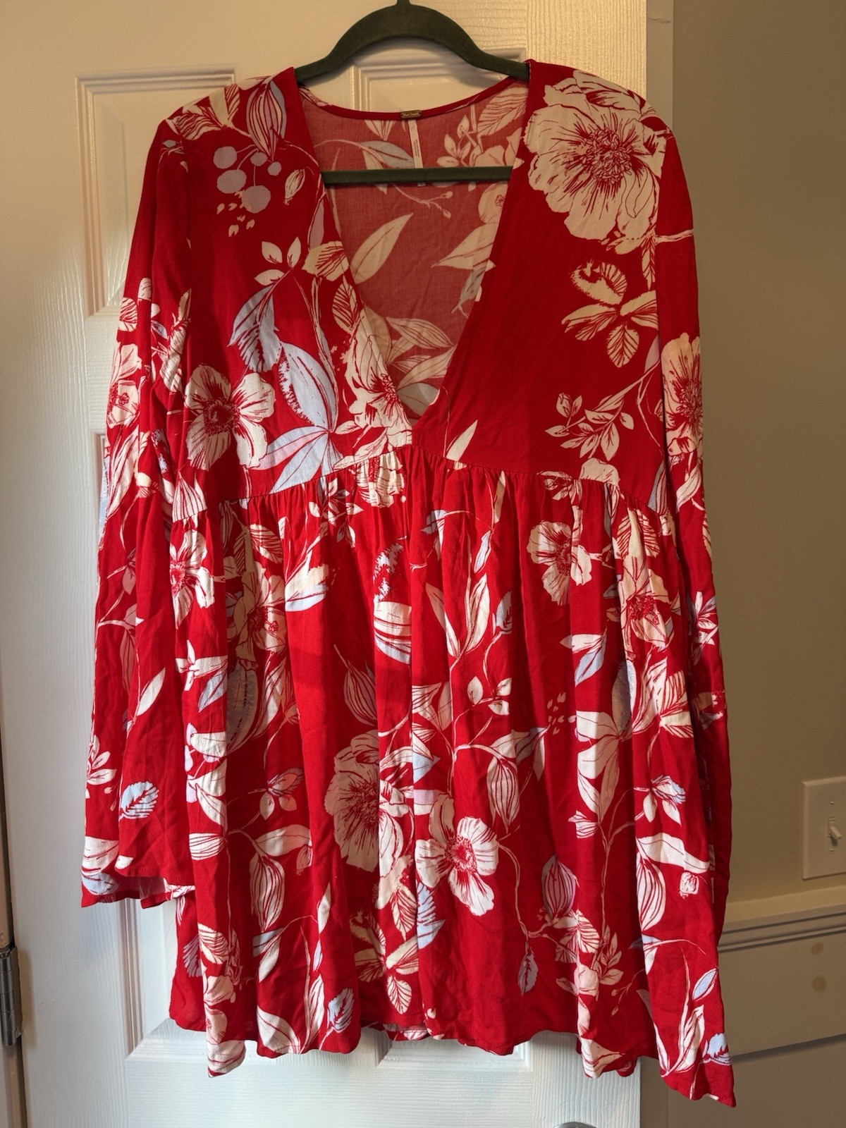 Free People Red Floral Babydoll Tunic Top Long Sleeve V-Neck Rayon Womens L EC2