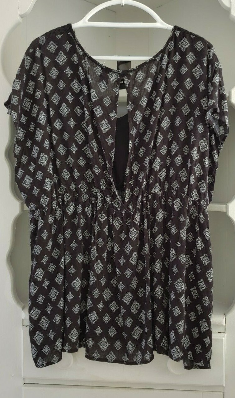 Torrid Blouse Plus Size 2 Black White Lace Insert Keyhole Back Pullover Tunic 2X