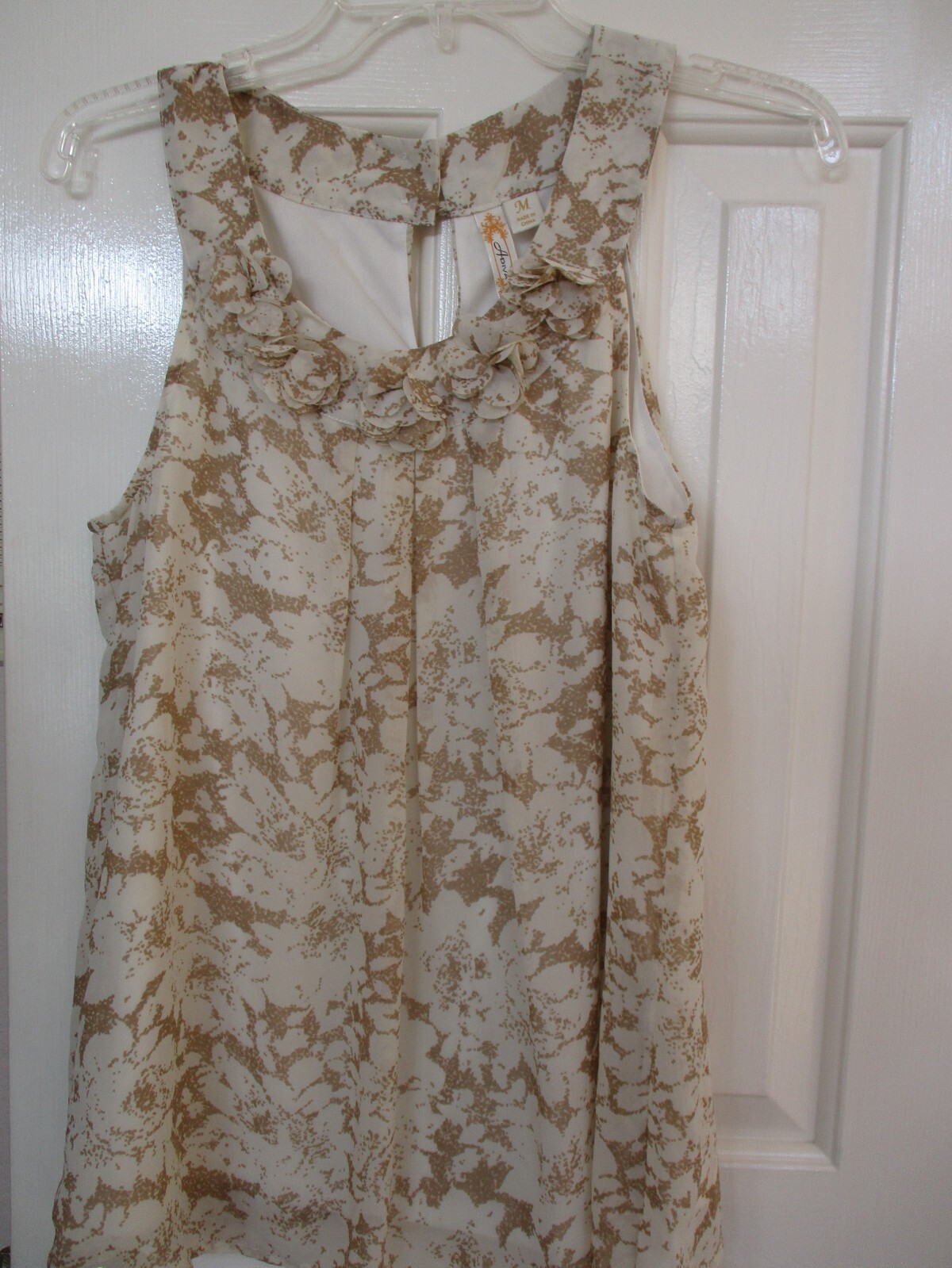 ADIVA FLORAL LINED BEIGE SLEEVELESS KEY HOLE BACK TOP SIZE MEDIUM