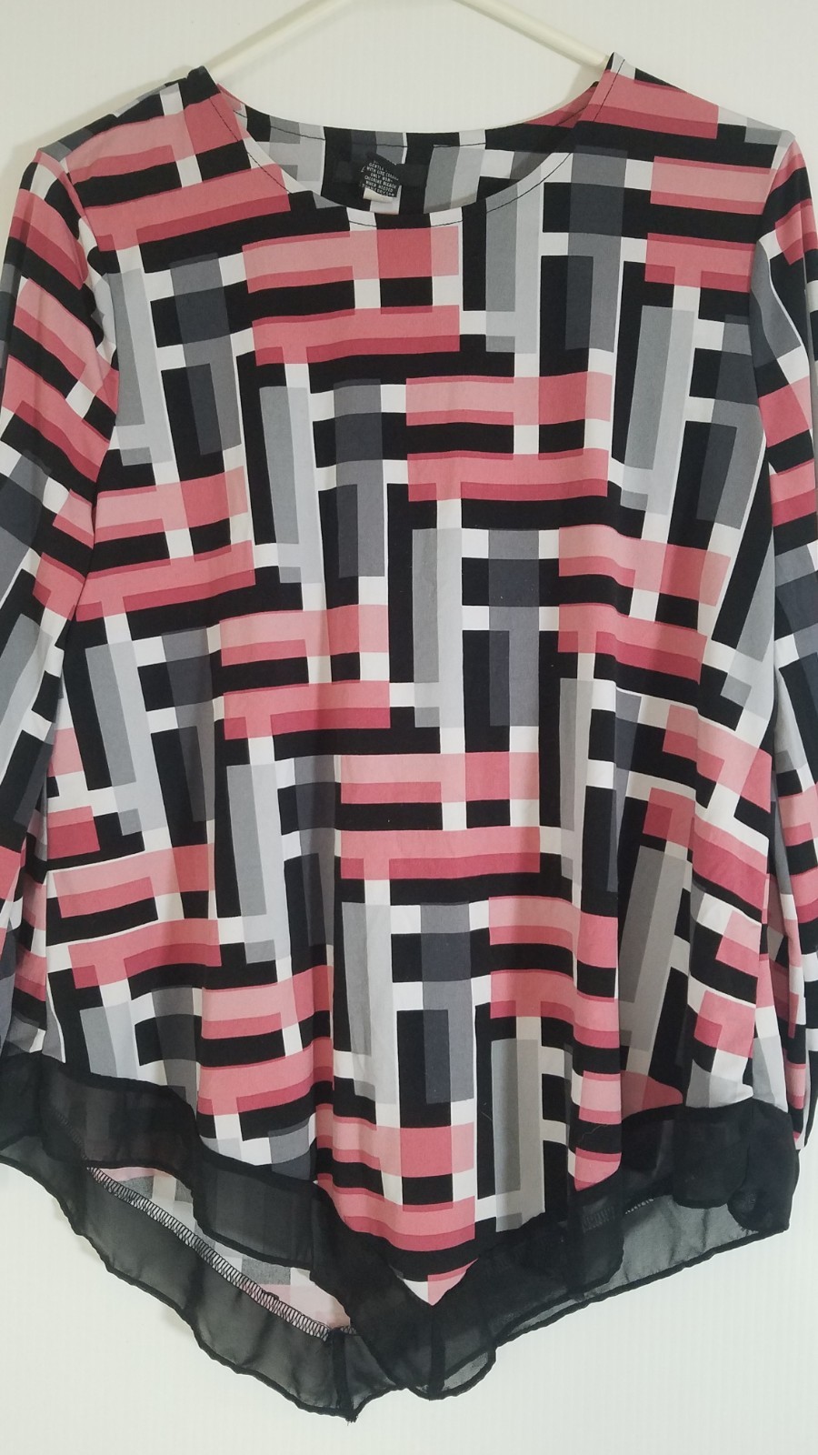 Alfani Women’s Top Petite Sz L Black Pink White Geometric Long Sleeve 5359