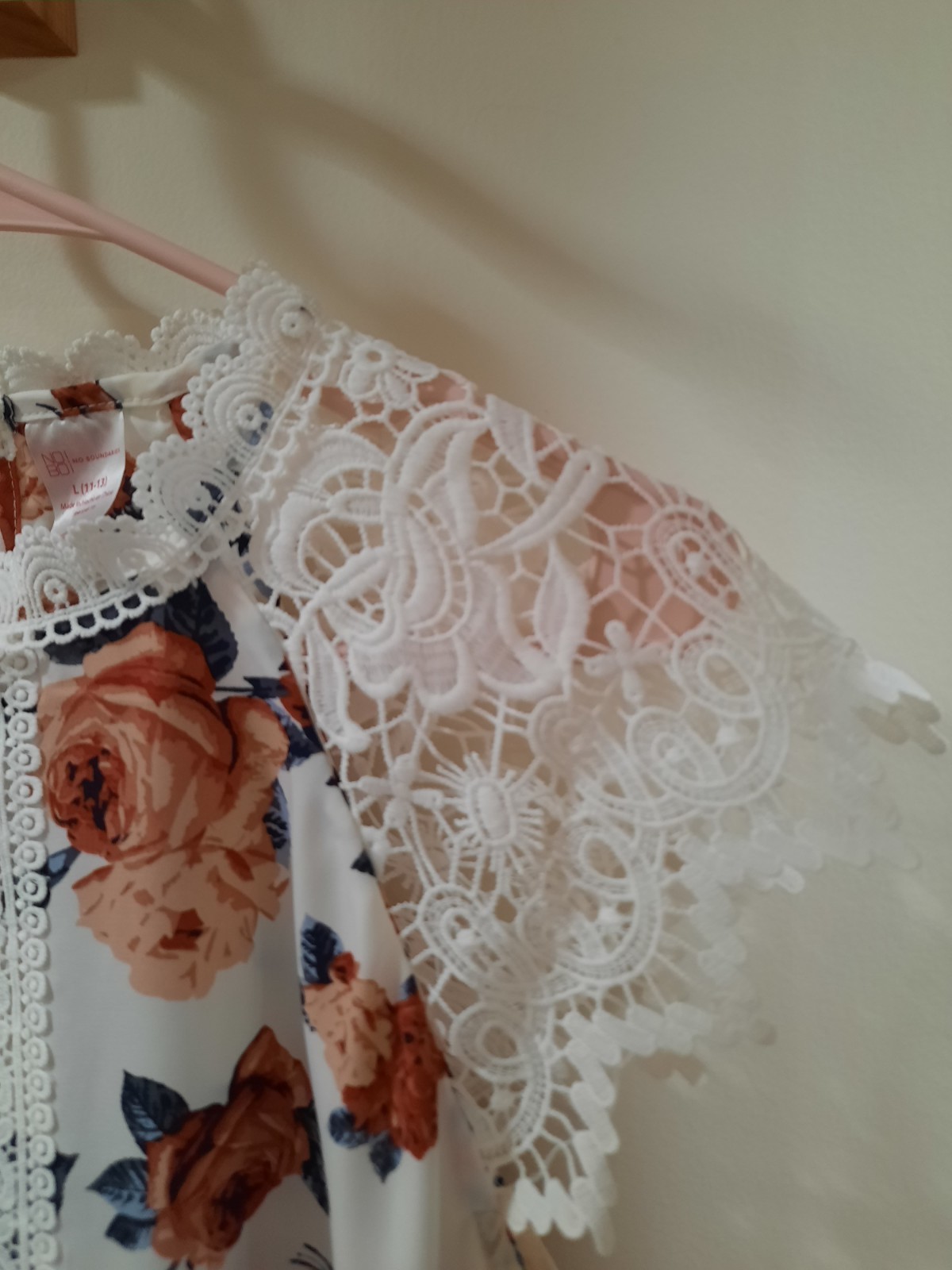 No boundaries Floral Lace Blouse Size Large White Blue Multi Summer Beach Nice
