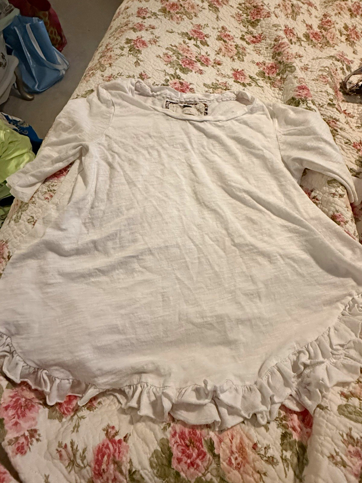 Cupio Women’s L White Solid V-Neck 3/4 Sleeve Pullover Top Ruffle Hem