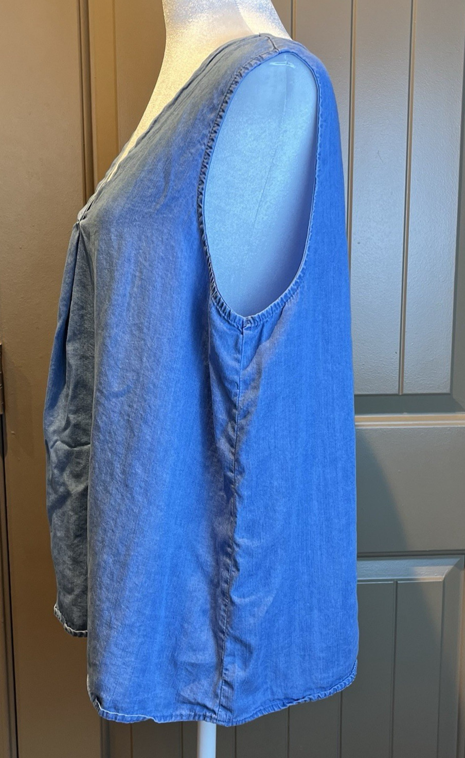 Time and Tru Women’s V Neck Sleeveless Blouse in Light Blue Denim Size LRG 12-14