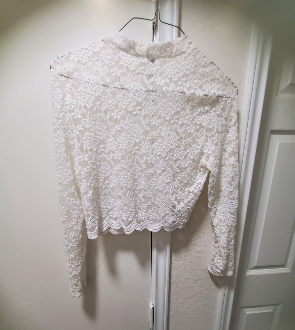 H&M White Sheer Floral Lace Scalloped Crew Neck Cropped Top Long Sleeve M