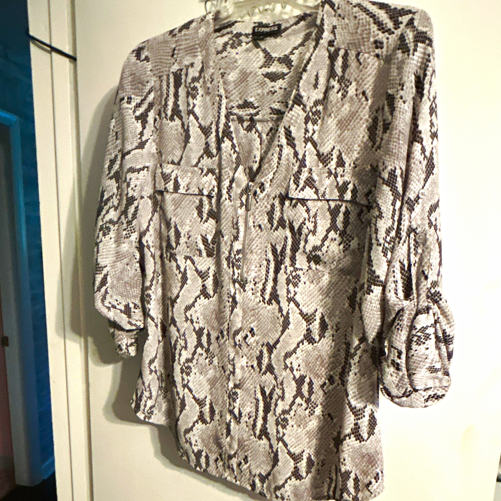 Express Gray Black White Snake Print V-Neck 3/4 Sleeve Chiffon Blouse M