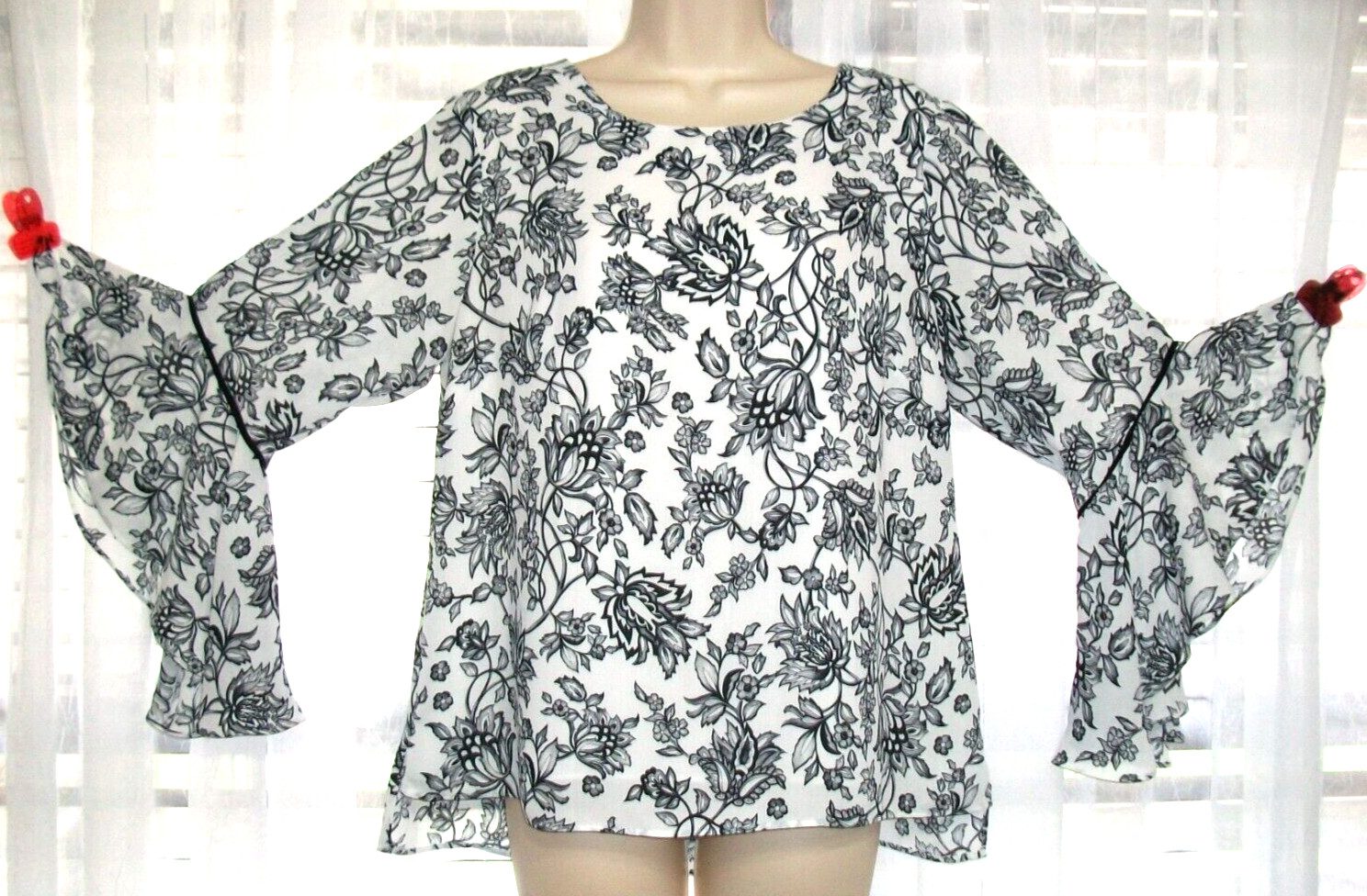 WHITE HOUSE BLACK MARKET SZ 10 BLACK WHITE FLORAL NO WRINKLE ZIP BACK TOP BLOUSE