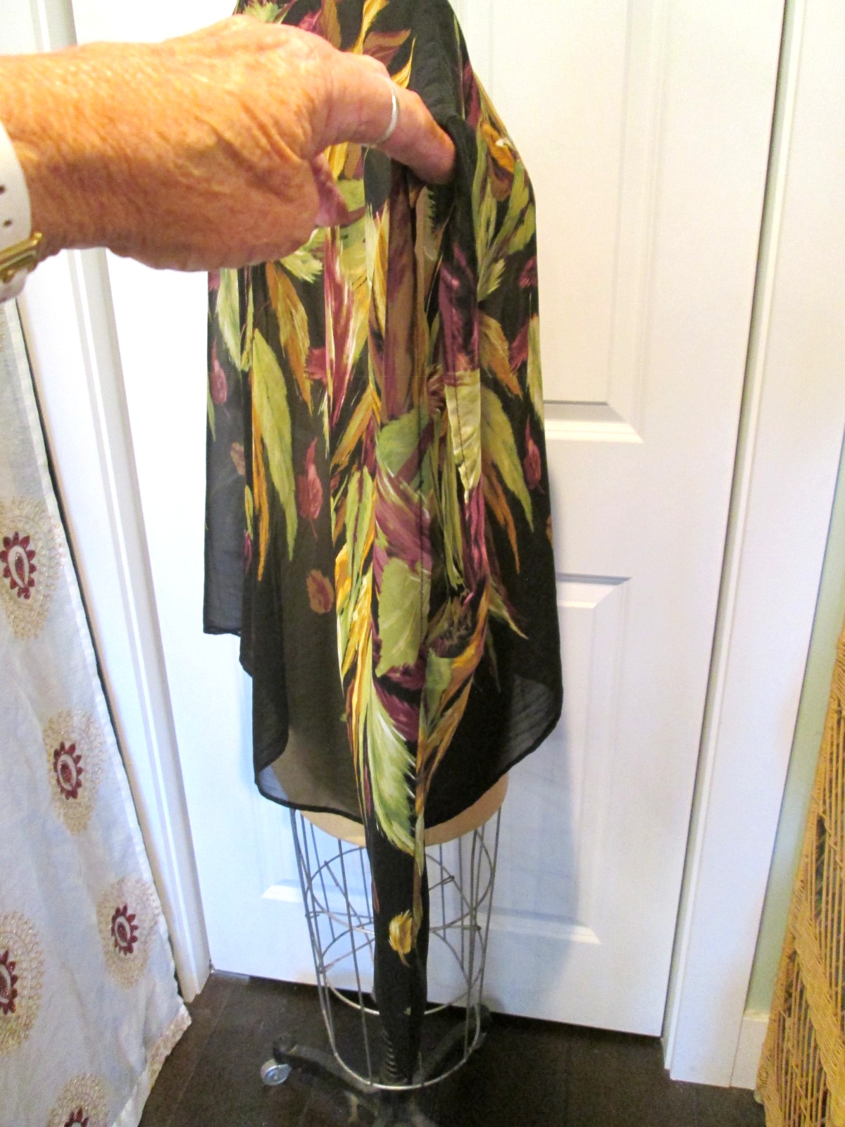 SUSAN GRAVER BLACK W/ MULTICOLOR FEATHERS PRINT P/O PONCHO SZ L EXC! POLYESTER