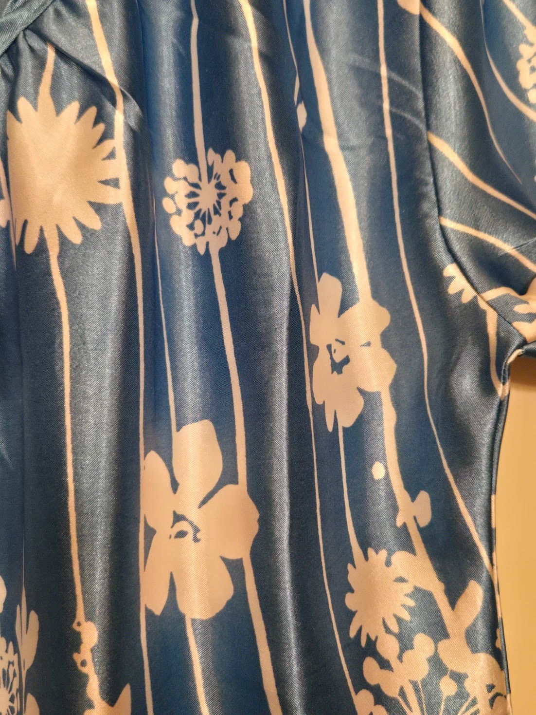 NWT Mahek Satin Poly Blue & White Floral Scoop Neck Peasant Blouse Women’s Sz L