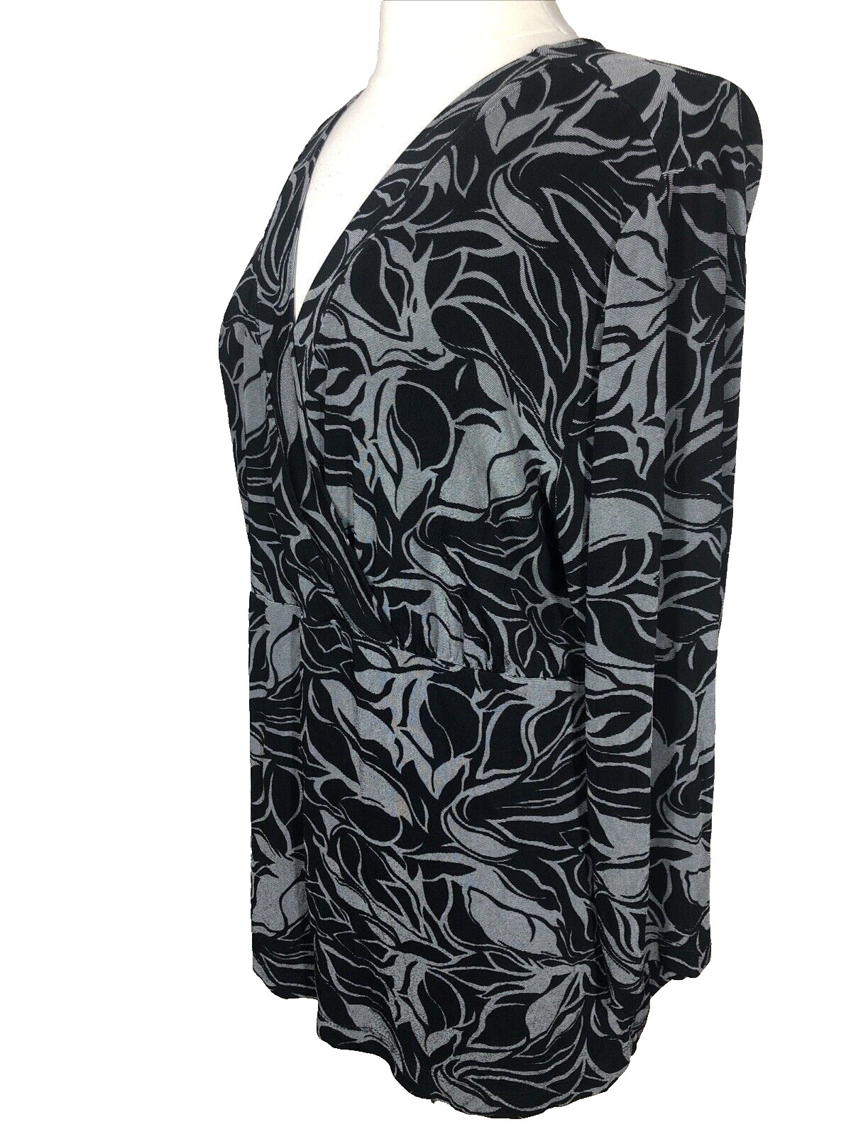 CHICOS TRAVELERS Size 3 LARGE Blouse Elastic Waist Black Gray Print Cross V-Neck
