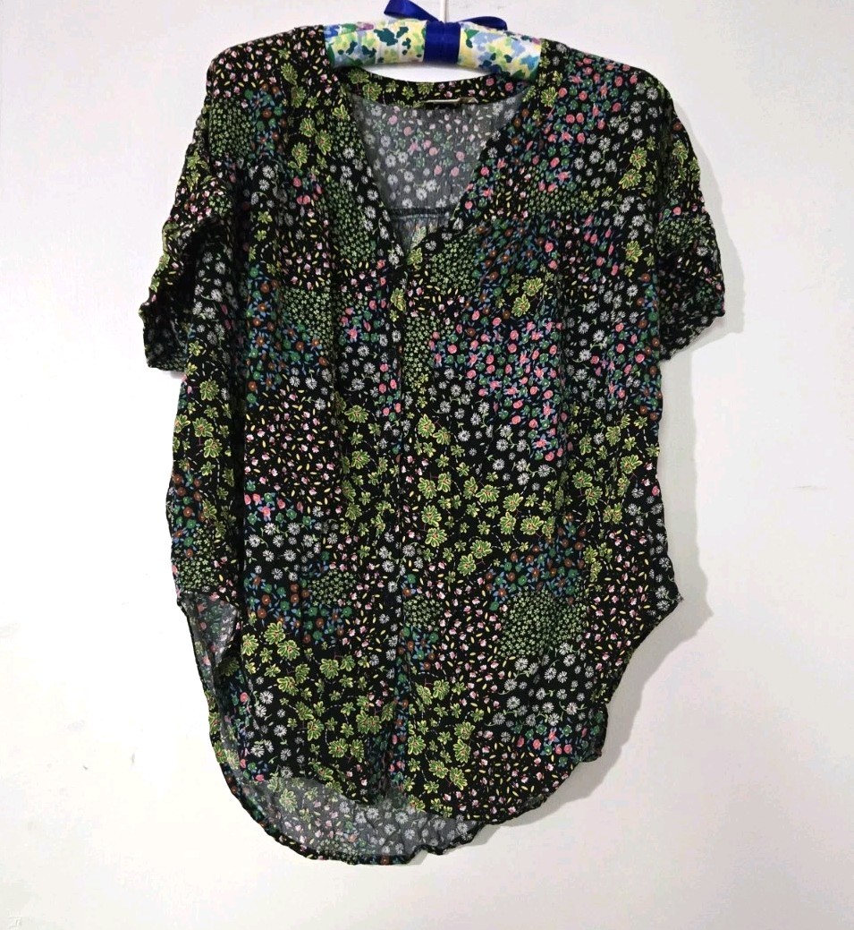 Cooper & Ella Women’s Black Multicolor Floral V-Neck Cap Sleeve Button Blouse M