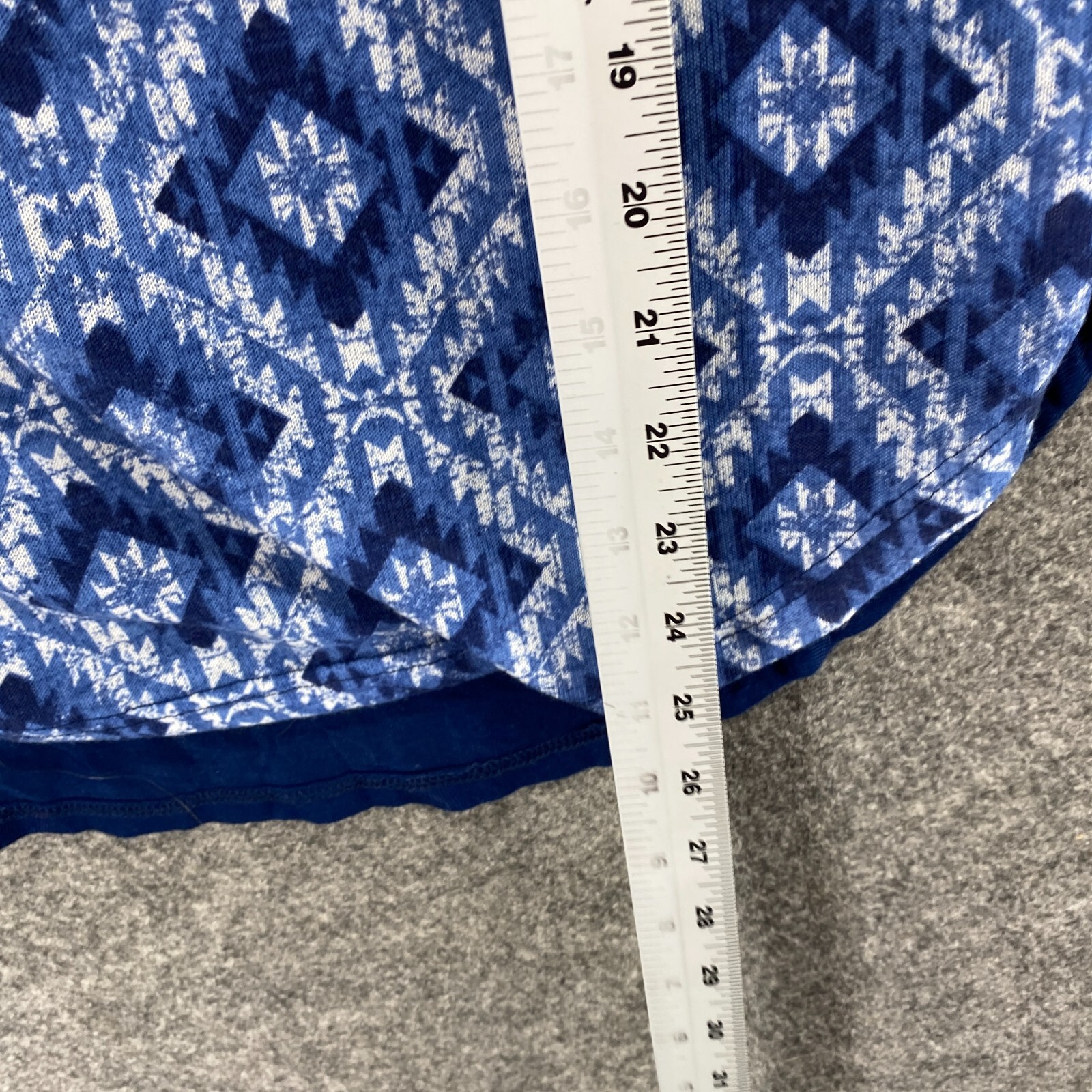 New Tresics T-Shirt Women M Blue Geometric Round Neck Long Sleeve Rayon