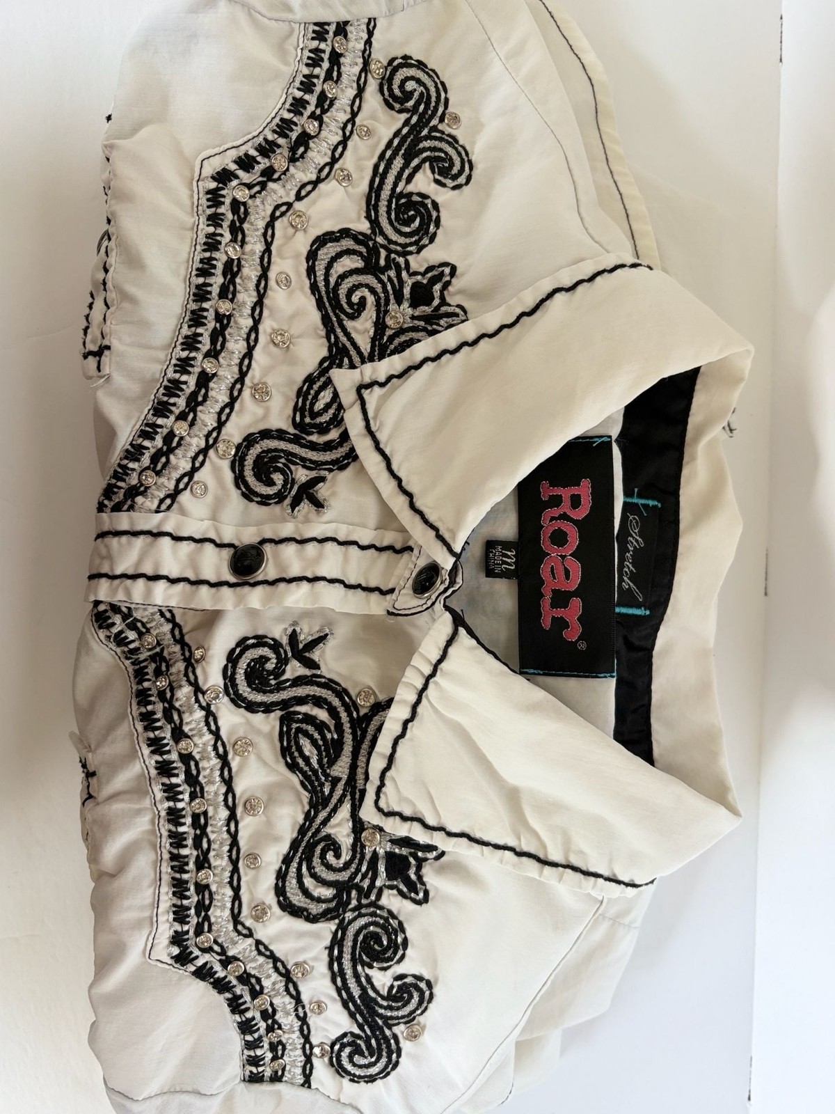 Roar Western Shirt Size M White Embroidered Rhinestone Snap Button