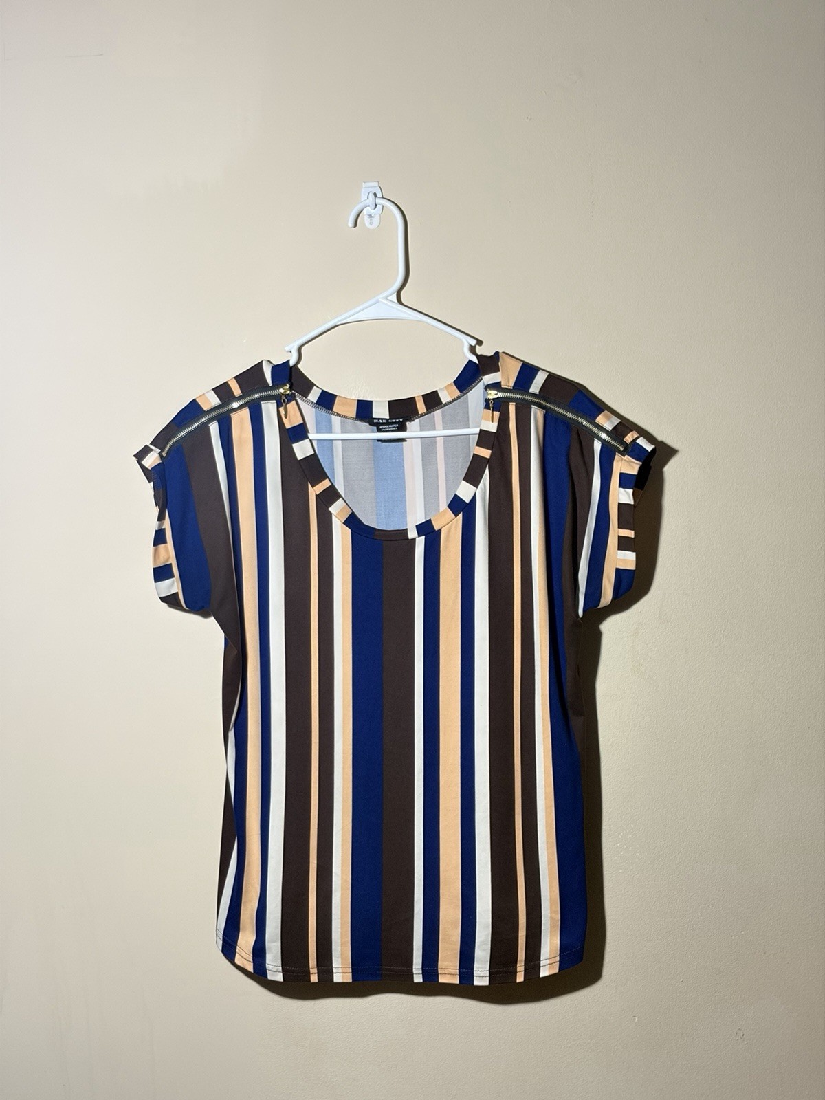 Bae City Size XL Multicolor Striped Short Sleeve Top with Gold Zipper Accents