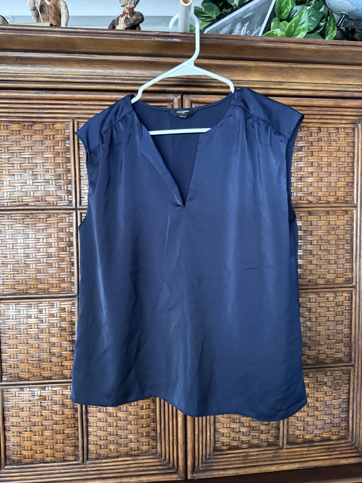Banana Republic Blouse Top Women’s M Navy V Neck Sleeveless Work Blouse