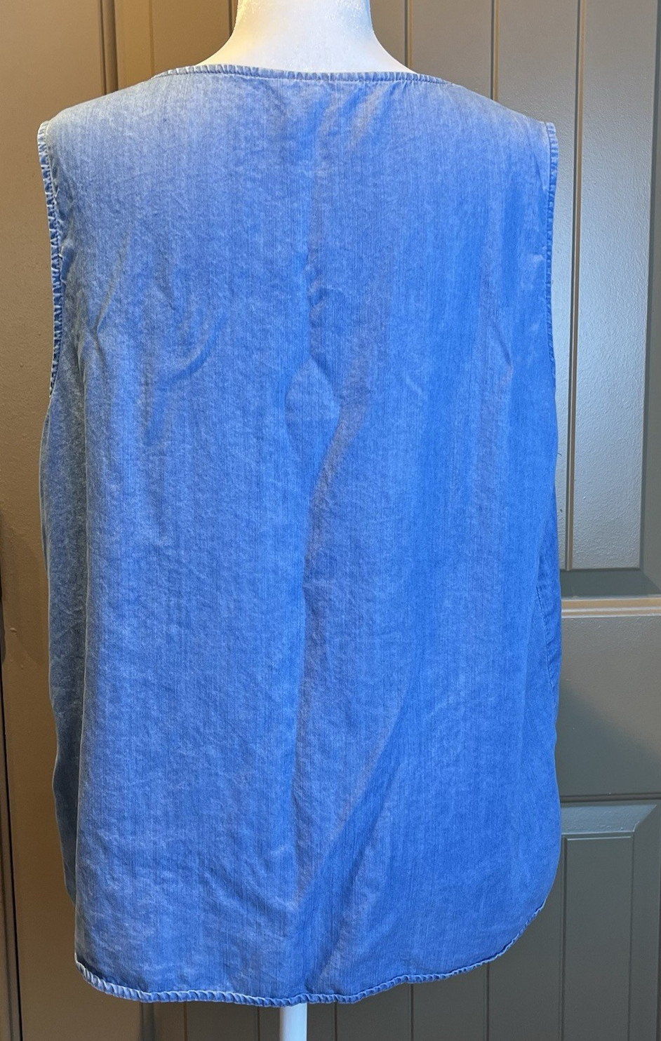 Time and Tru Women’s V Neck Sleeveless Blouse in Light Blue Denim Size LRG 12-14