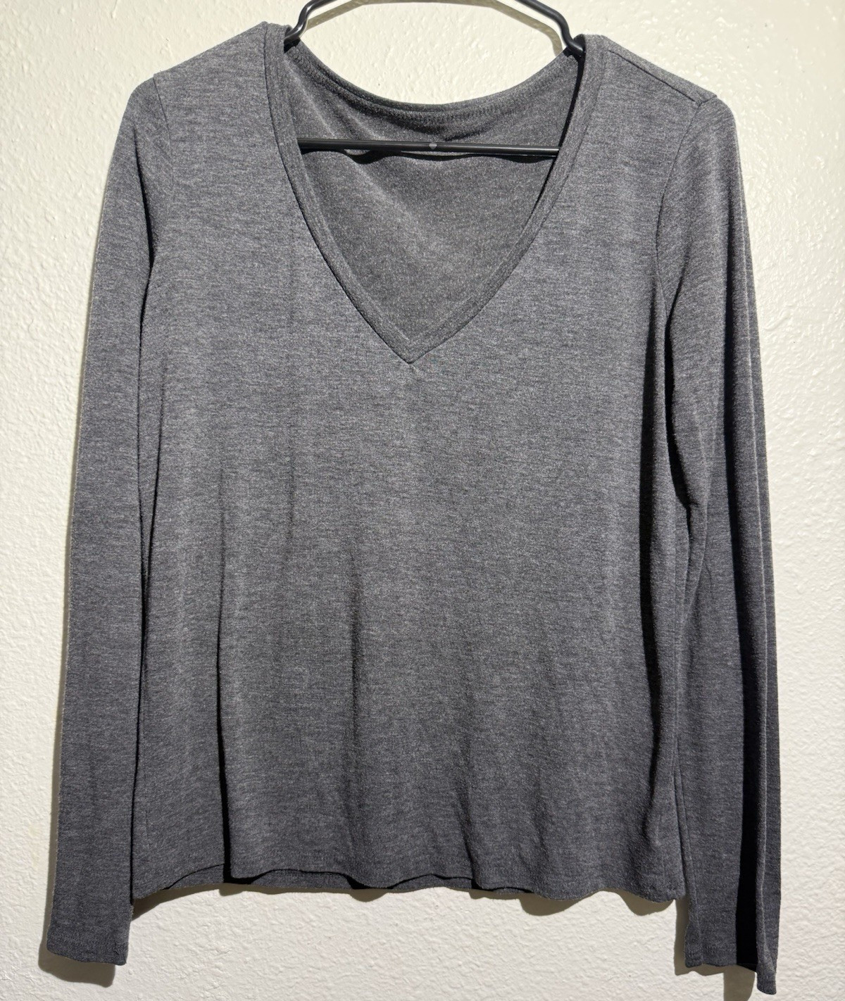 Women’s Gray Solid V-Neck Long Sleeve Pullover T-Shirt M Rayon/Spandex Stretch