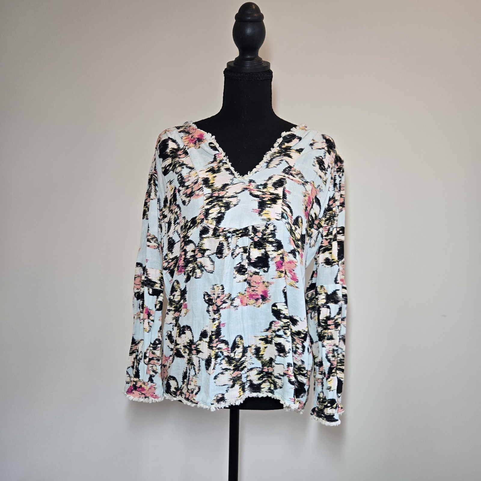 Floral Print Blouse with Frayed Edges Size M