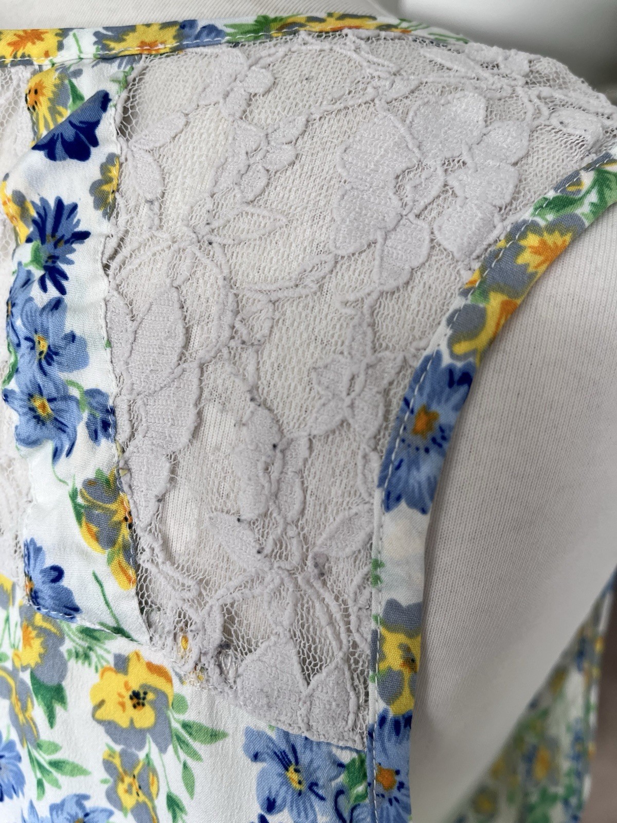 New Look Size 14 Floral Sleeveless Top Lace Detail Blue Yellow Cream Zip Feature