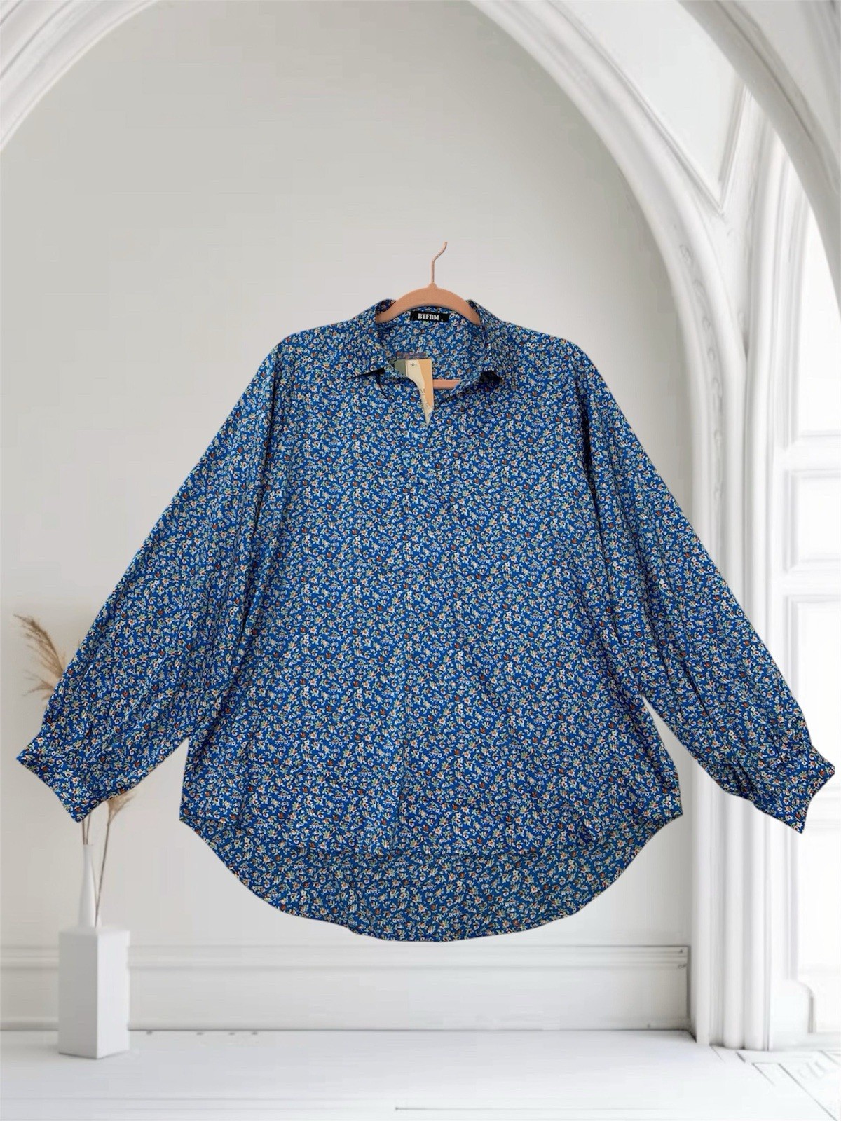 Women’s Blue Ditsy Floral Satin Long Sleeve Top Size Large V Neck Oversized NWT