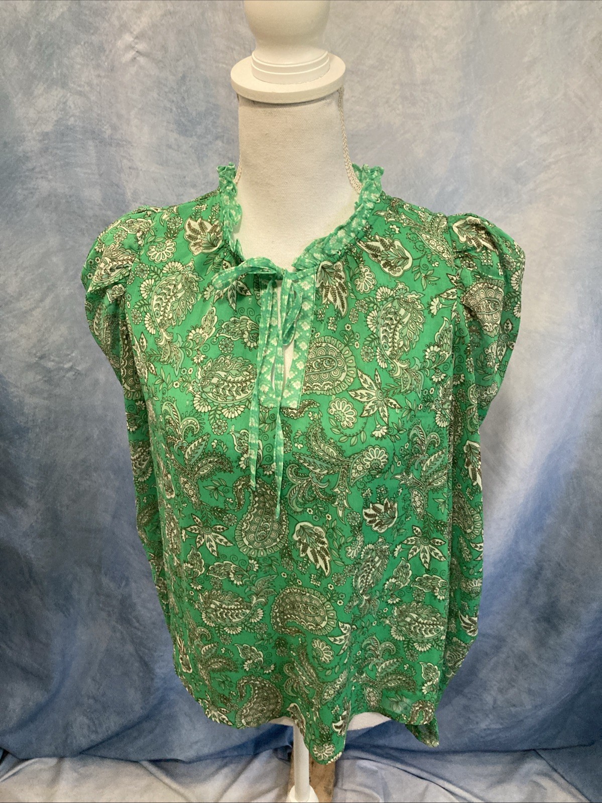 Cupcakes & Cashmere Green Paisley Ruffle Blouse Top XS EUC Puff Sleeve Tie Neck
