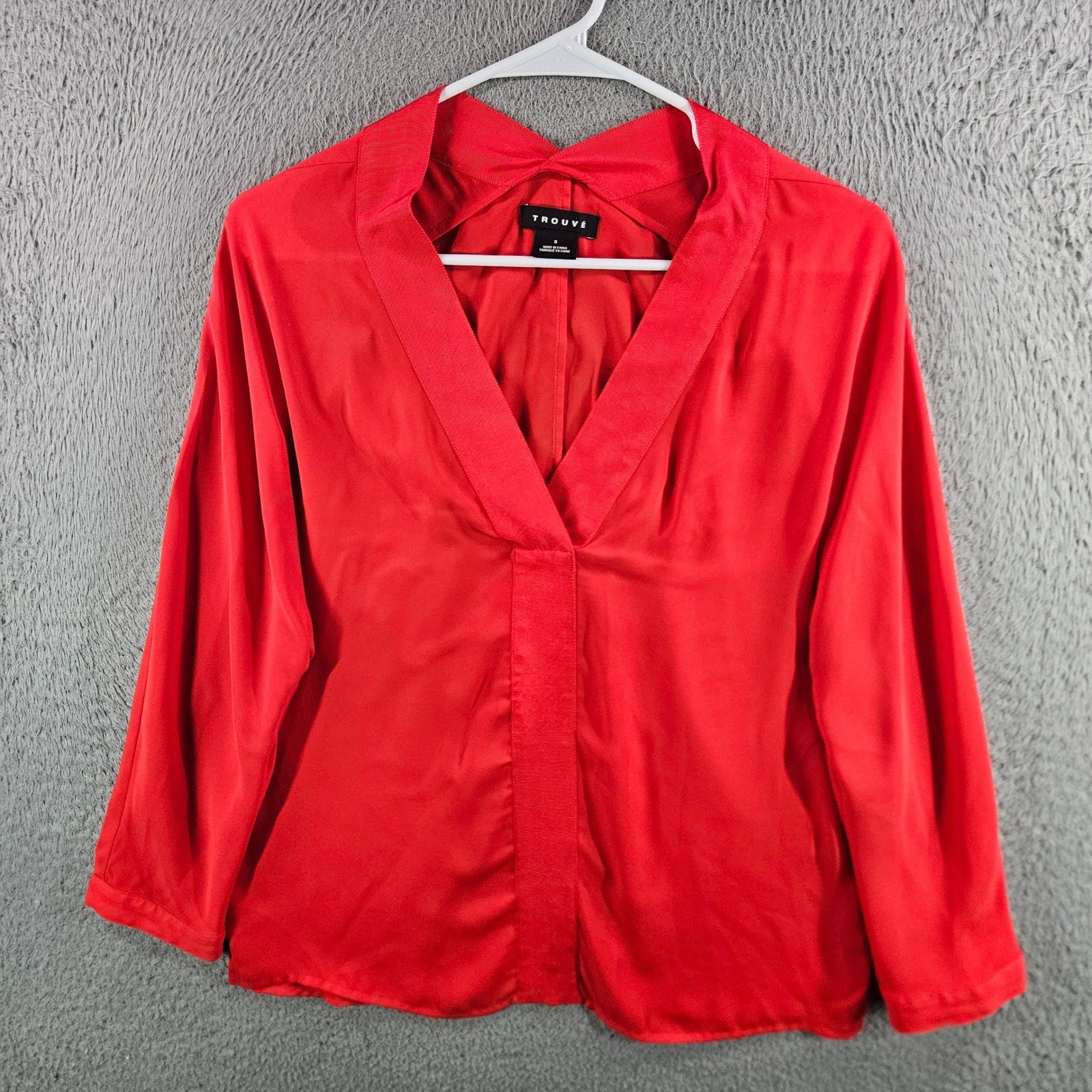Trouve Womens Red V-Neck Long Sleeve Blouse Grosgrain Trim Pleated Back Size S