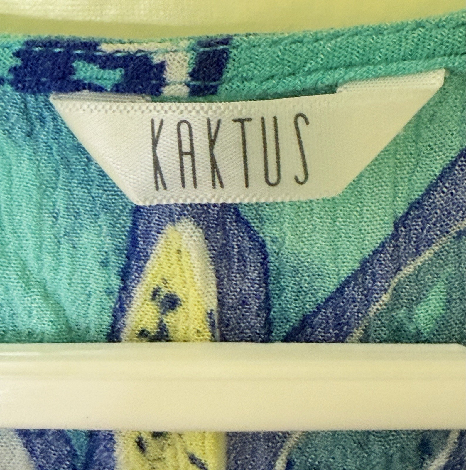KAKTUS Women’s Plus Sleeveless V-Neck Blouse Asymmetrical Hem AQUA FISH Size 1X