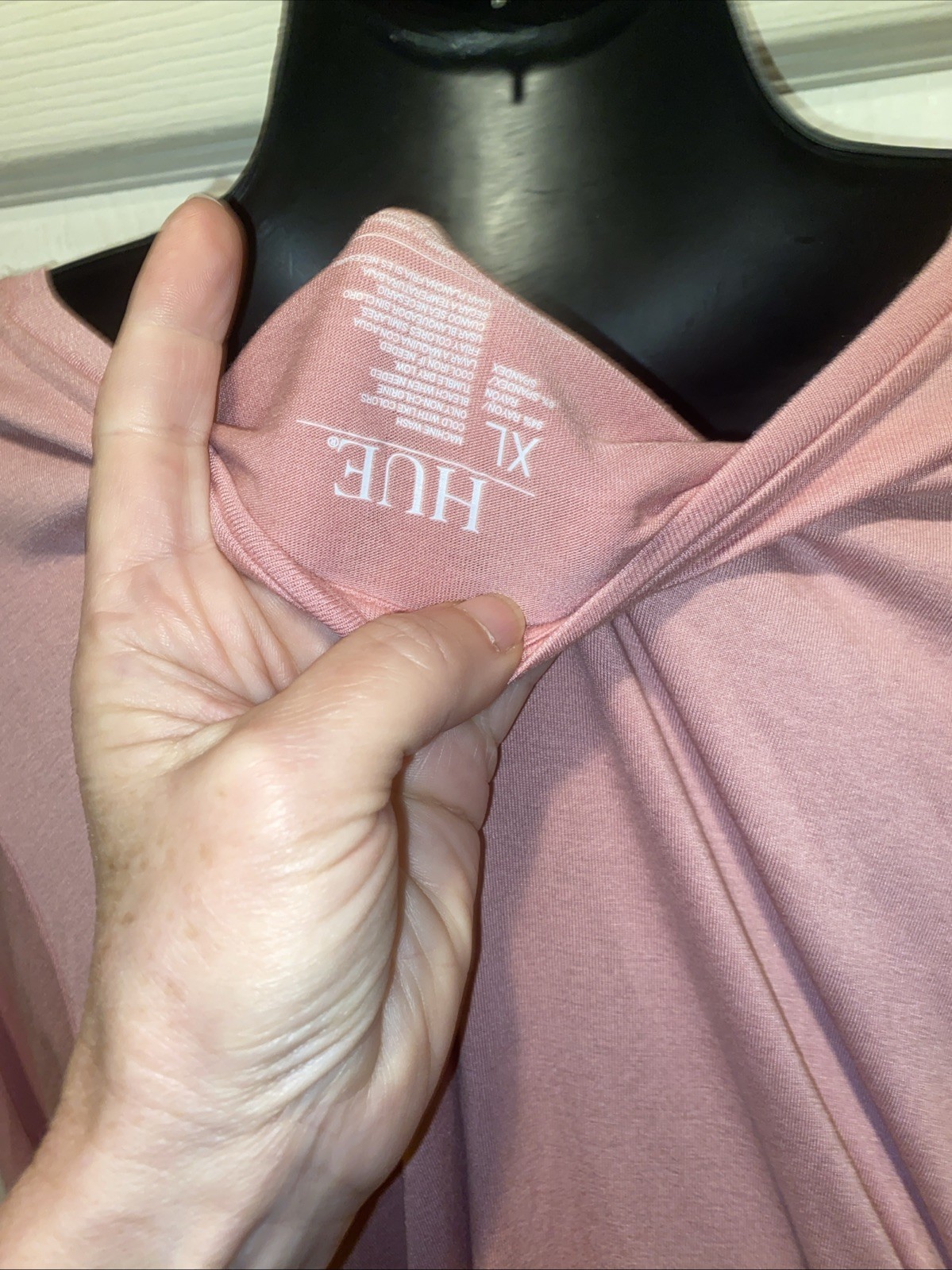 WOMANS HUE PINK V-NECK SOFT LONG SLEEVE SHIRT, SIZE XL, CUTE, SEE PICTURES &DES.