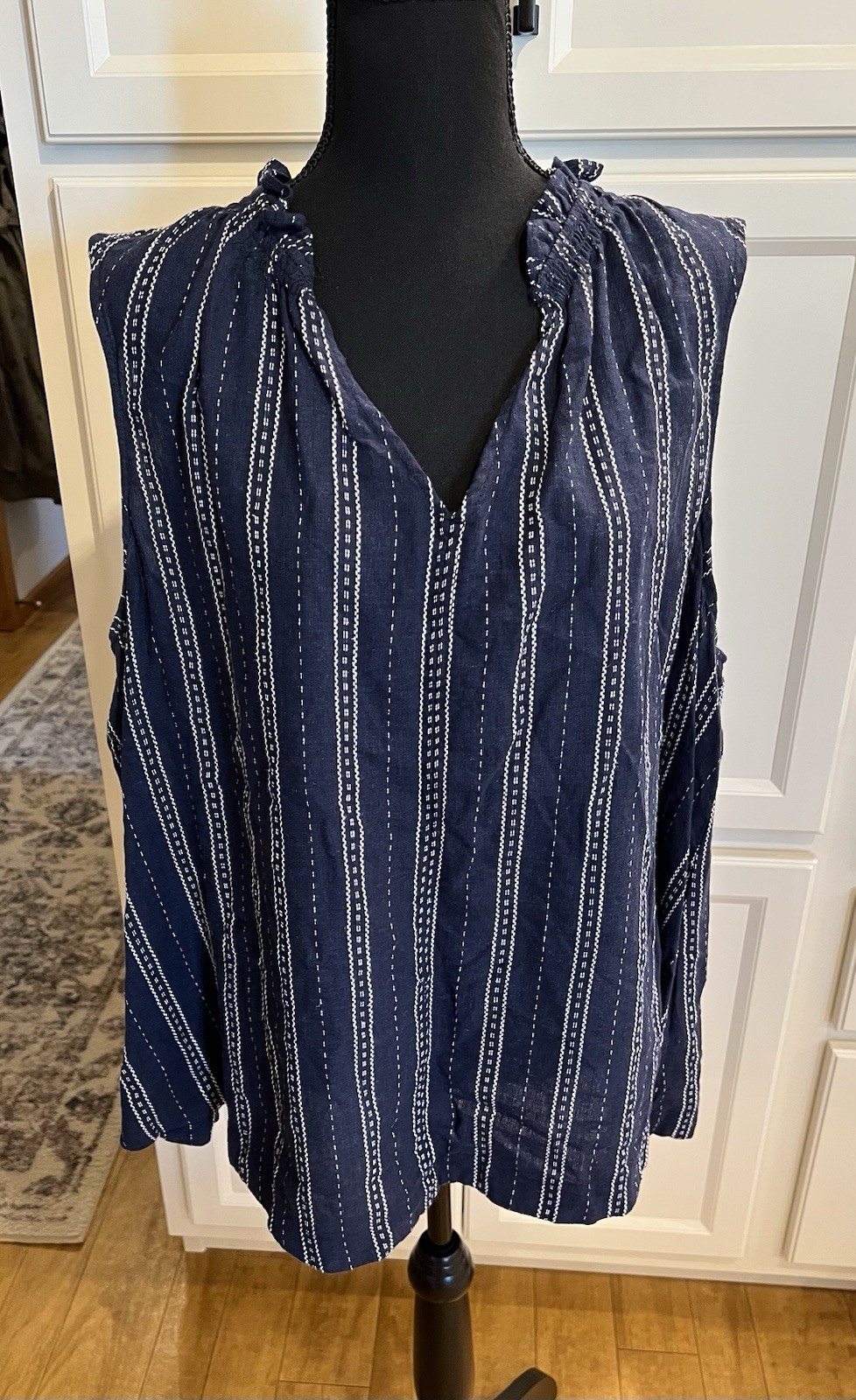 Time and Tru Women’s Xl 1X 16-18 Navy White Sleeveless Ruffle Neckline 54% Linen