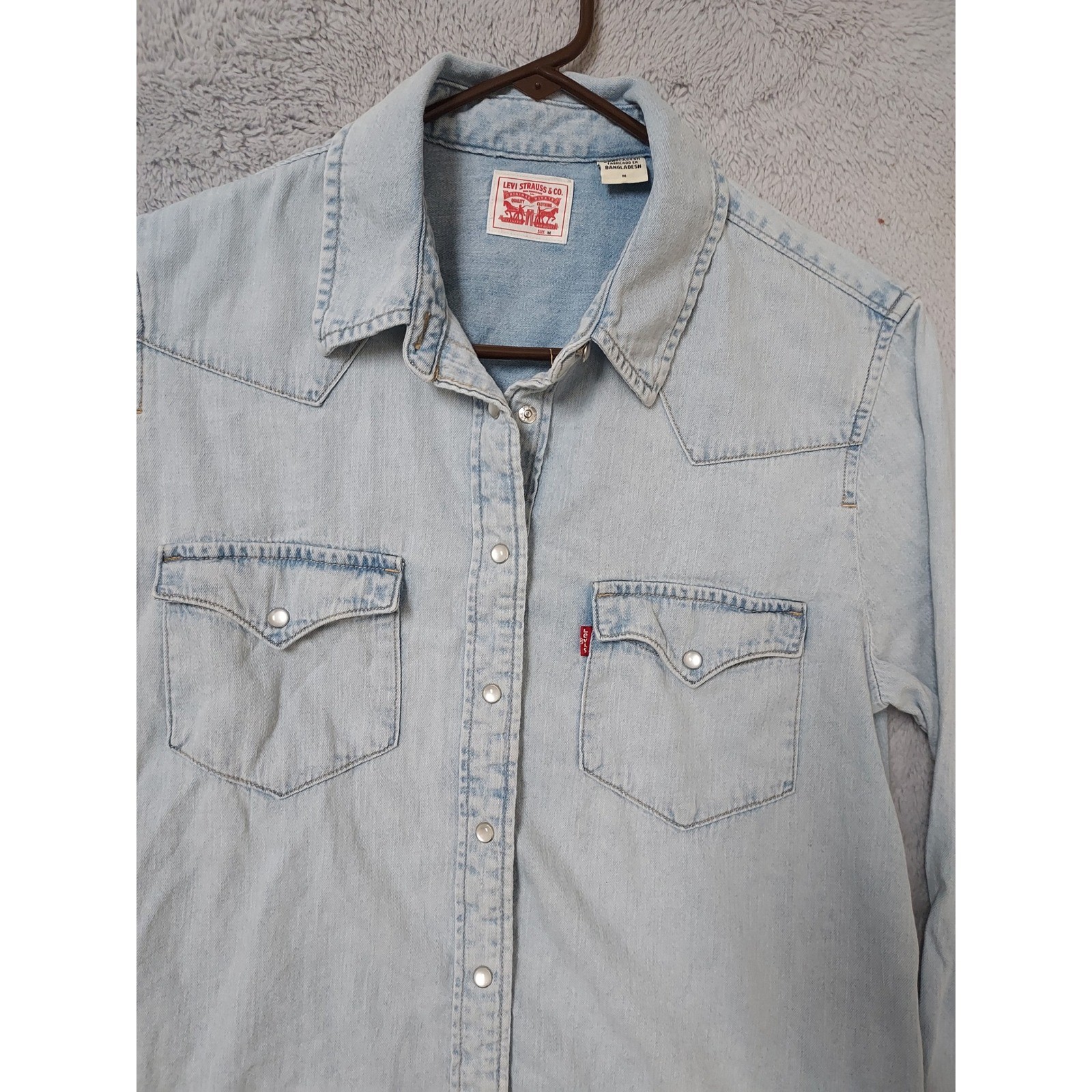 Levis Shirt Womens Medium Western Denim Pearl Snap Light Wash Blue Rodeo Rancher